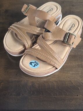 Clarks Size 6.5 Women's New Light Brown Leather Sandals